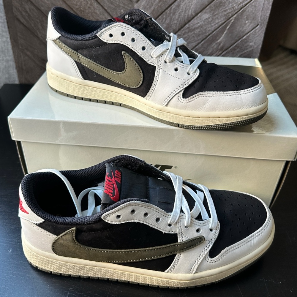 Travis Scott × Wmns Air Jordan 1
Retro Low OG 'Olive' - size 8W/6.5M